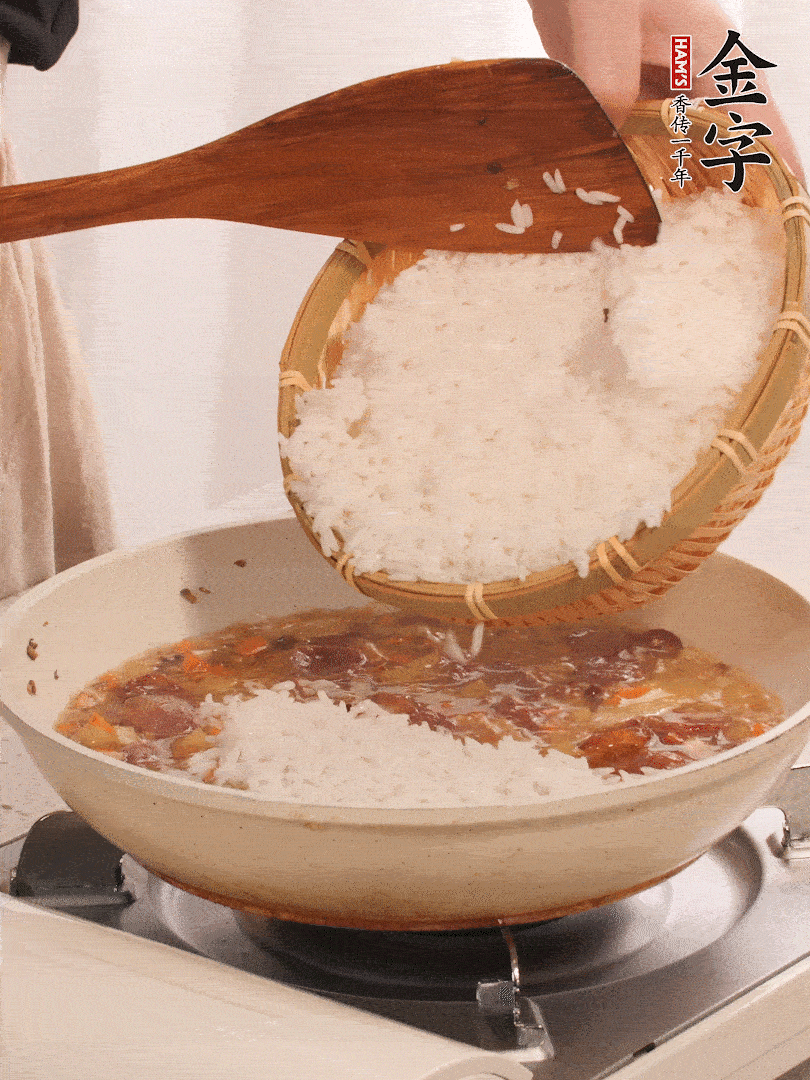 熱鍋燒油，香腸煸出油，加姜片去腥，加土豆、胡蘿卜、香菇翻炒到半熟，隨后加豆角、2小勺鹽、1大勺生抽，煸炒均勻。