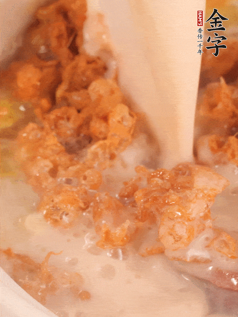 加入蛋酥再煨煮2分鐘，加入豆?jié){。