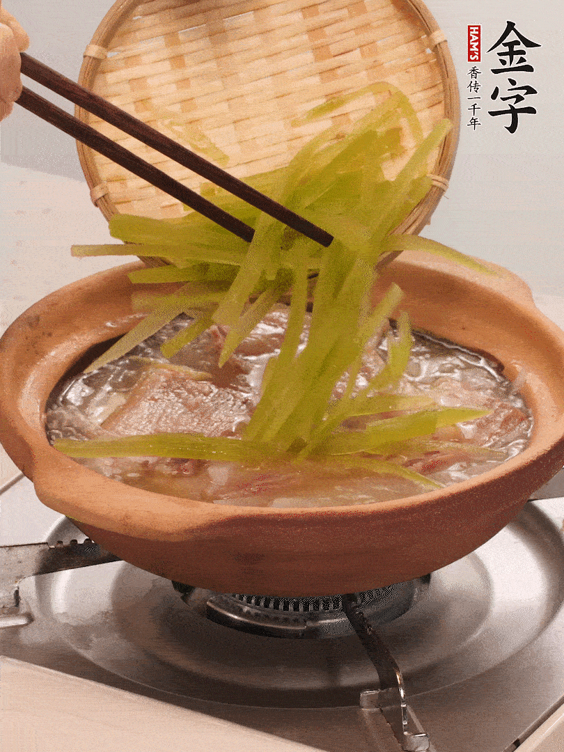 放入白蘿卜絲繼續(xù)炒軟炒至透明狀。