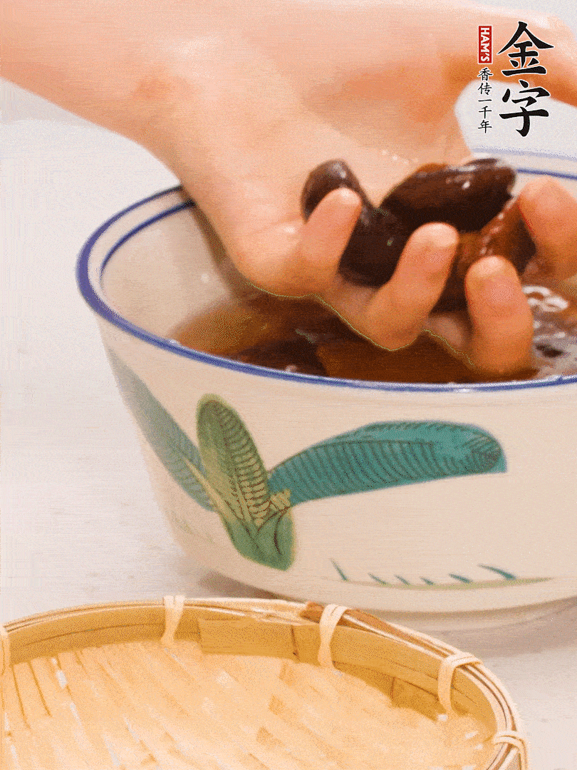 干香菇提前泡發(fā)切片，泡香菇水留著備用。