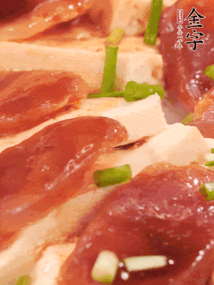 調(diào)一個(gè)醬汁：2勺生抽、1勺蠔油、半勺白糖、1勺淀粉、半碗清水調(diào)成料汁燒開(kāi)