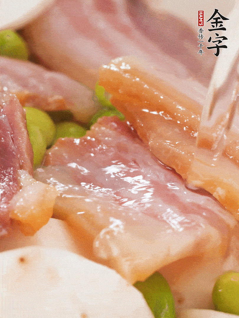 倒入芋艿、熟毛豆，翻炒均勻，加1小碗水煮開