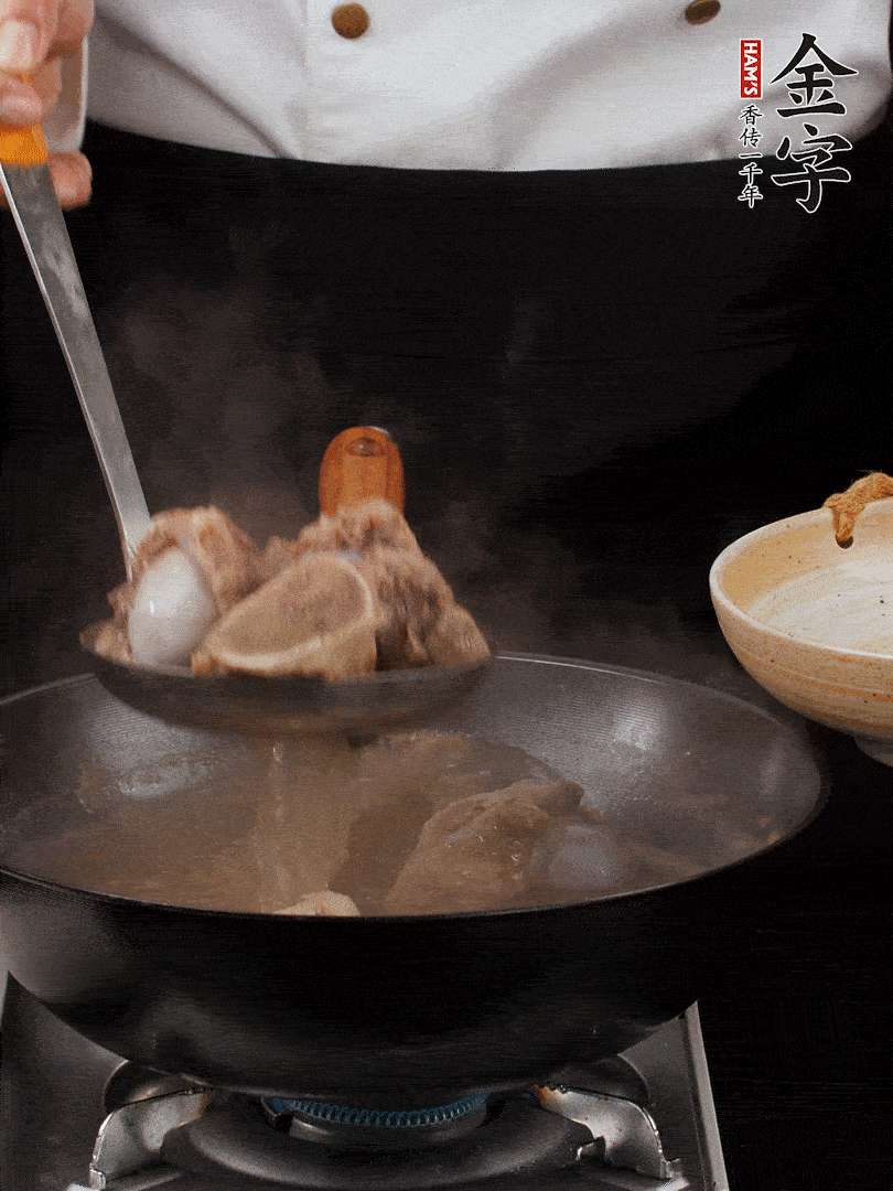 大筒骨清水浸泡30分鐘，中途換水2-3次。冷水下鍋，加姜片、料酒焯水，撇去浮沫。