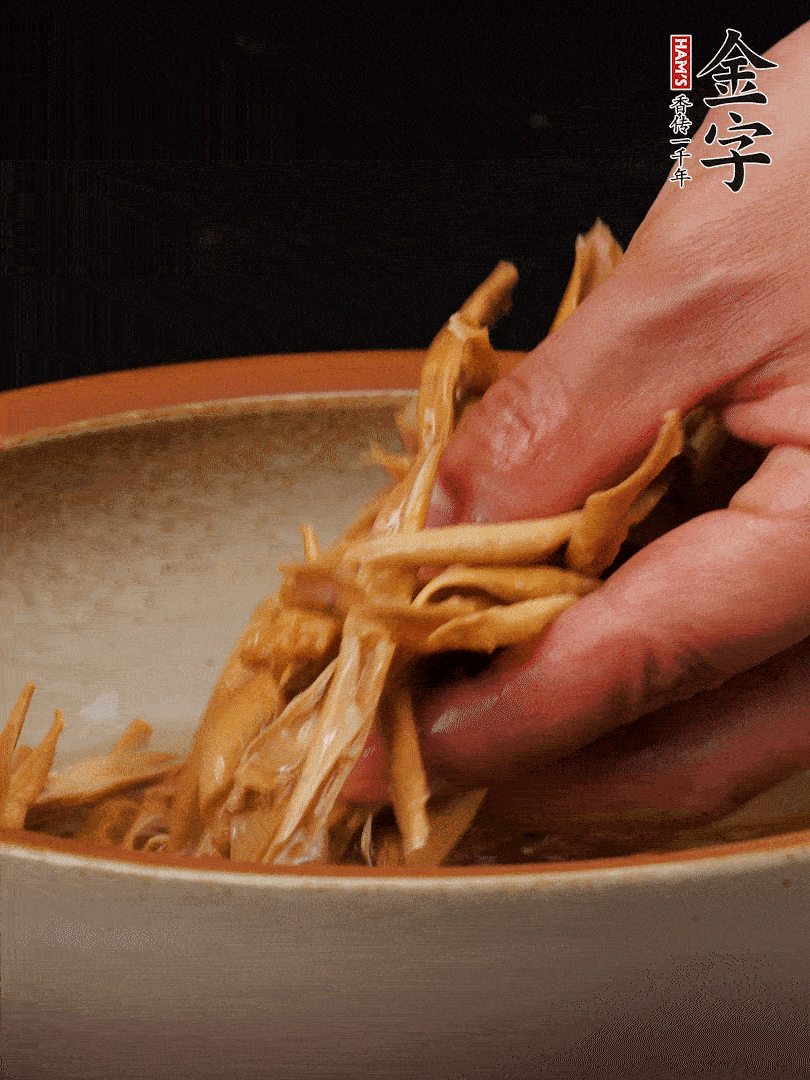 農(nóng)家土筍尖提前泡軟，用刀劃成細(xì)絲，這樣會(huì)更加入味。