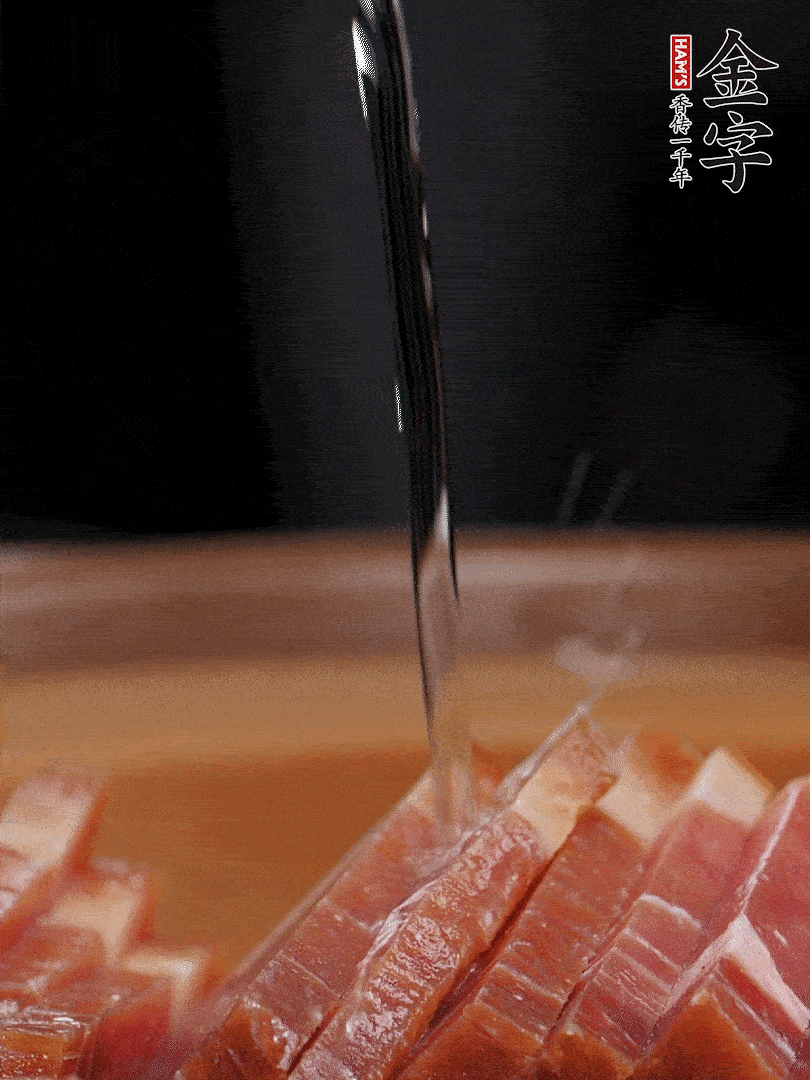 金字火腿切片，放入溫水中泡10分鐘，金字土香腸斜切成片。千張切成細(xì)條。