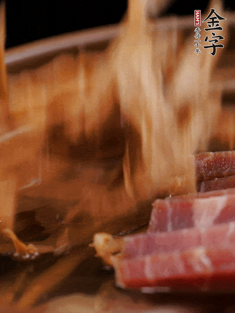 大筒骨、金字火腿、姜片、黃酒一起放入砂鍋，加筍干燉煮40分鐘。（如果家里有高壓鍋，用高壓鍋把高湯壓出來更鮮濃。）