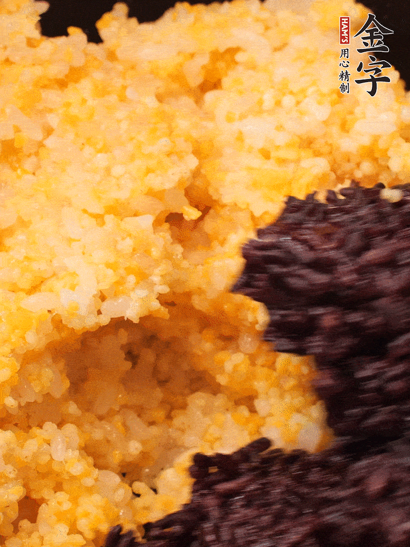 混合小米、紫米煮熟，加豬油攪拌均勻（紫米分開(kāi)煮在攪拌）