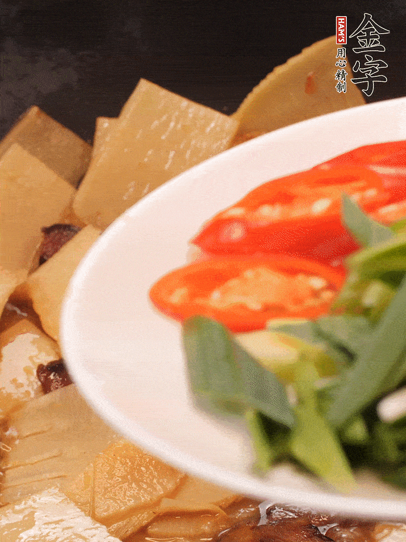 少許料酒增香，下蒜白、青紅辣椒略微翻炒