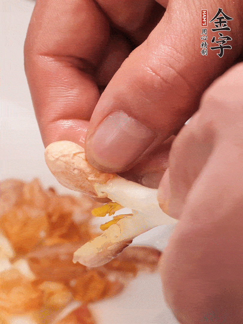 花生芽切段。開水焯水1分鐘，去掉頂部的花生皮