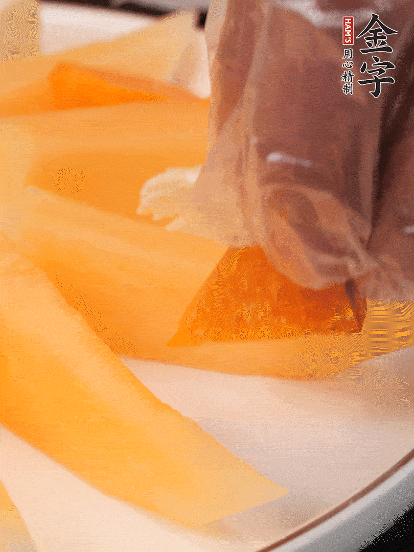 刀用火烤一下，切開(kāi)奶酪