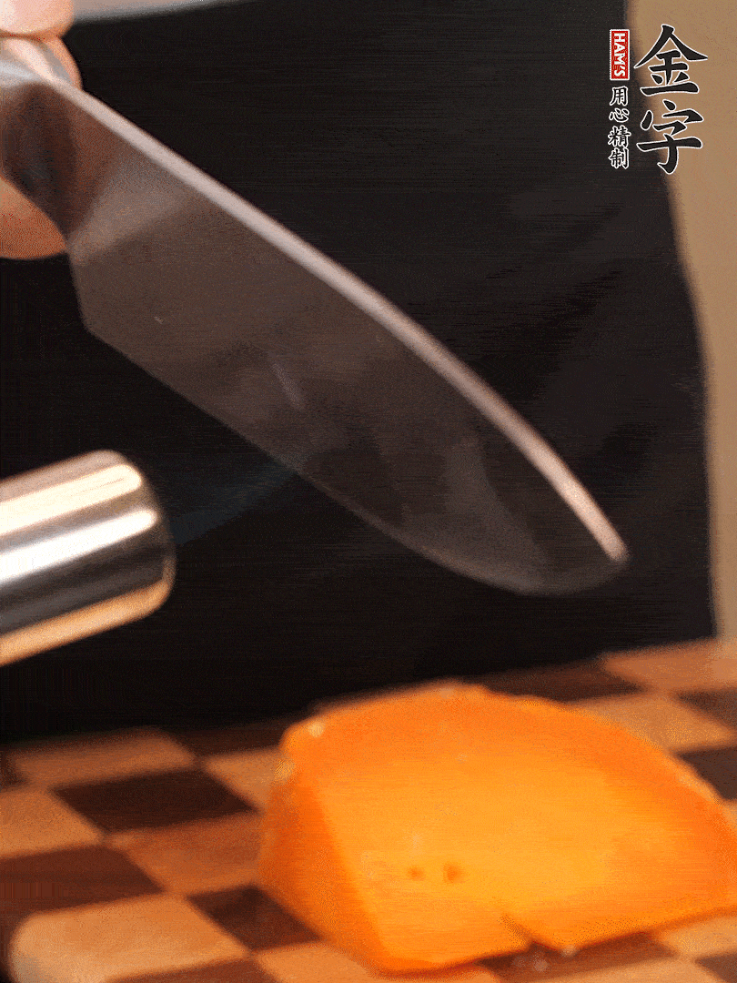 間隔擺上哈密瓜、奶酪、迷迭香、核桃仁