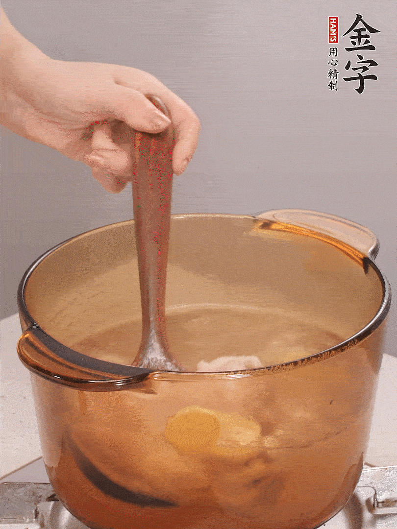 鴨肉、白果、火腿、生姜一起放入砂鍋，清水沒過食材，大火燉煮1小時