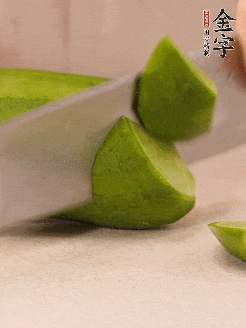 青、紅蘿卜洗凈，去皮切大塊