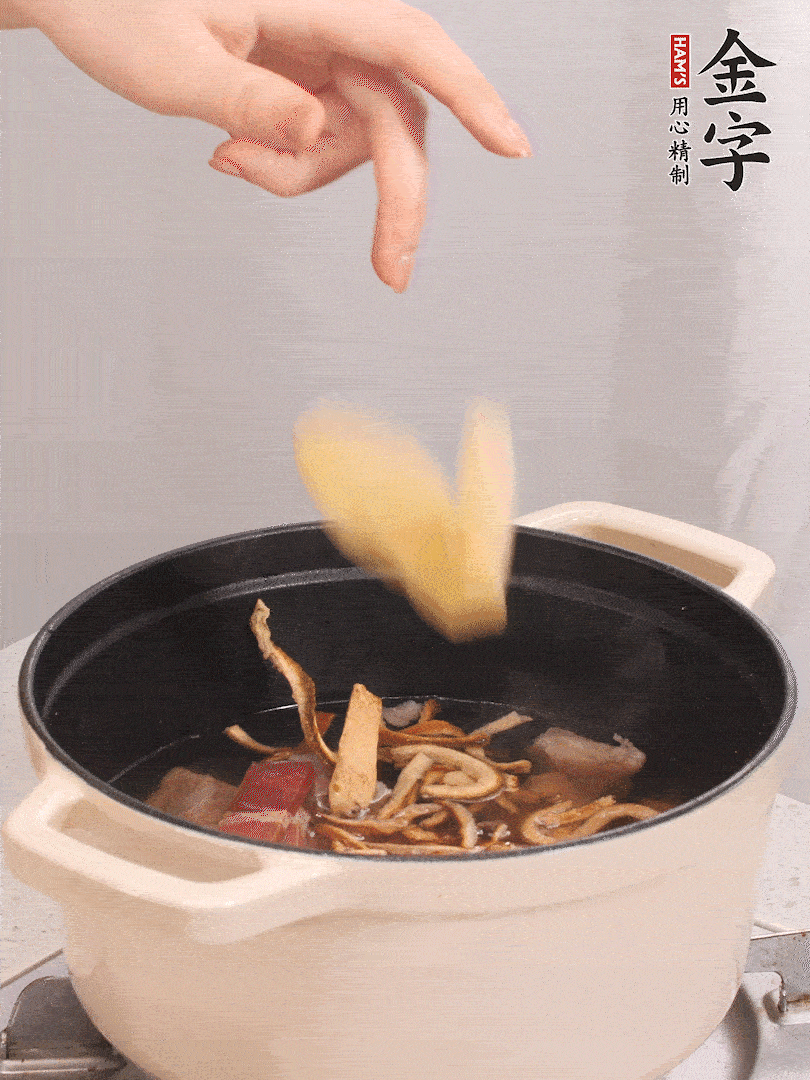 加入青、紅蘿卜再煲20小時(shí)。