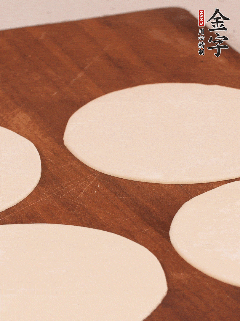 餃子皮均勻抹油，10張疊在一起，搟面杖搟開