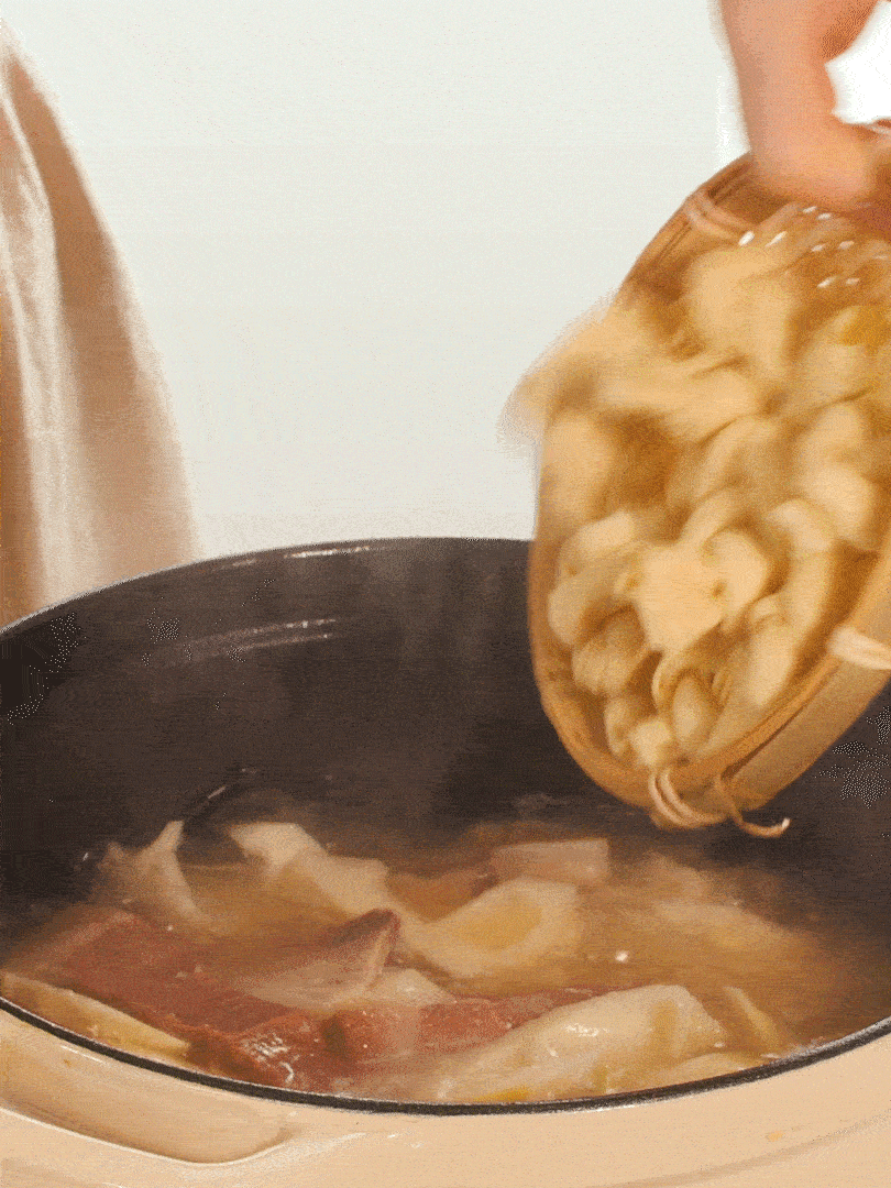 最后放入百葉結(jié)。萵筍小火慢篤10分鐘