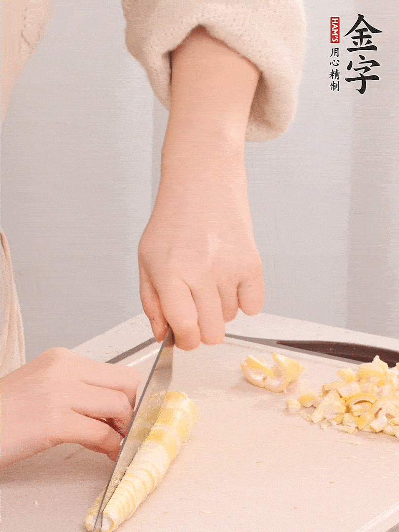 春筍去皮切小塊，焯水2分鐘左右