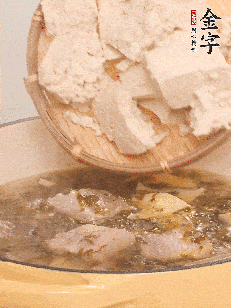 往鍋里加入一倍的水，加豆腐