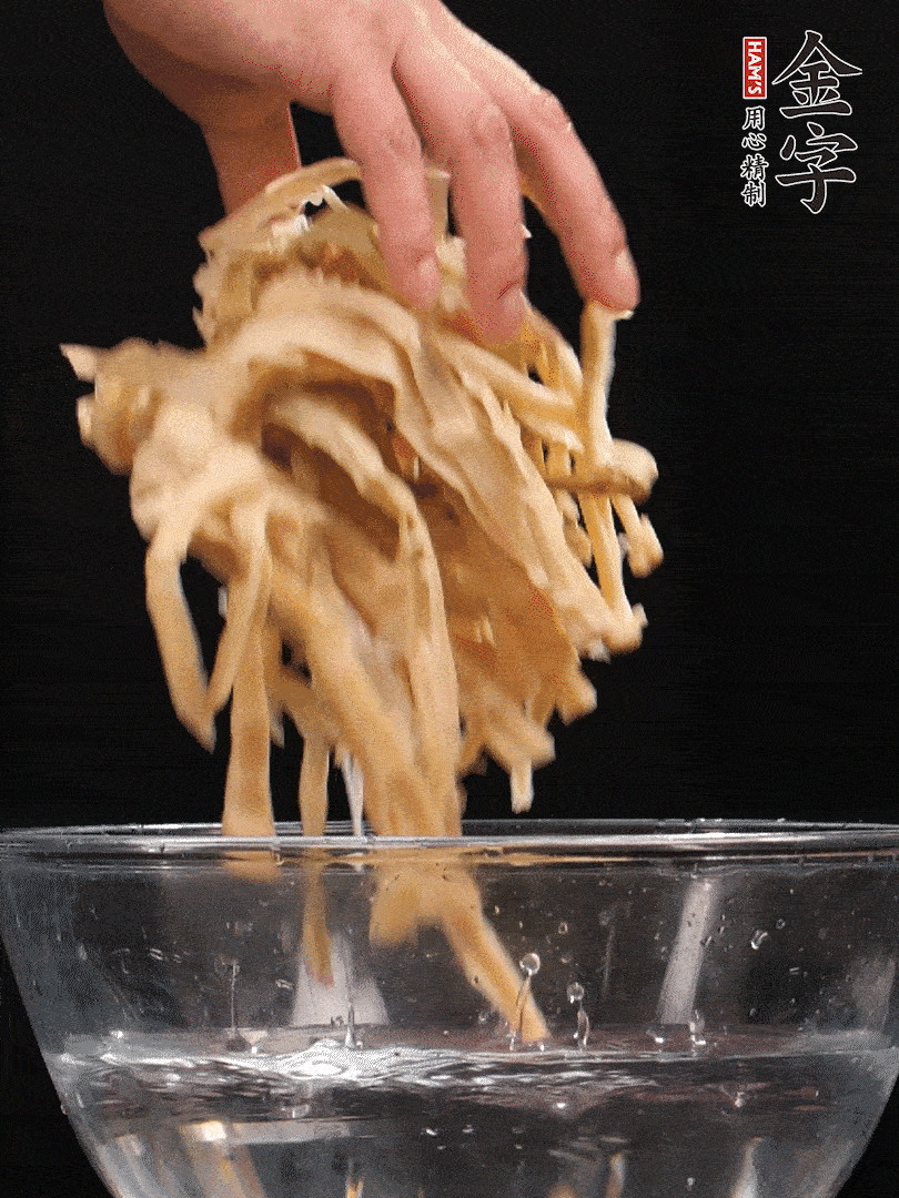 天目山筍干1把，清洗表面鹽分，用手撕成長條