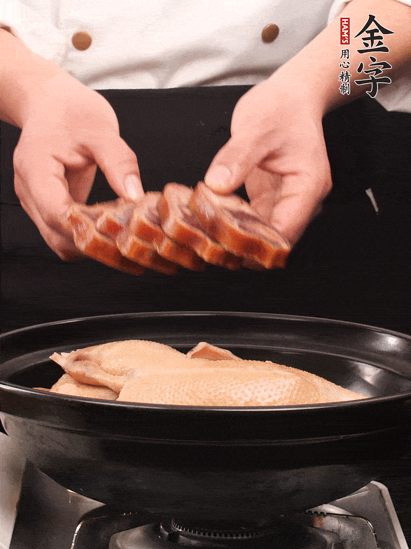 老鴨、金字火腿蹄片、筍干、姜片、蔥結(jié)，清水沒過鴨身2cm，加黃酒小半碗