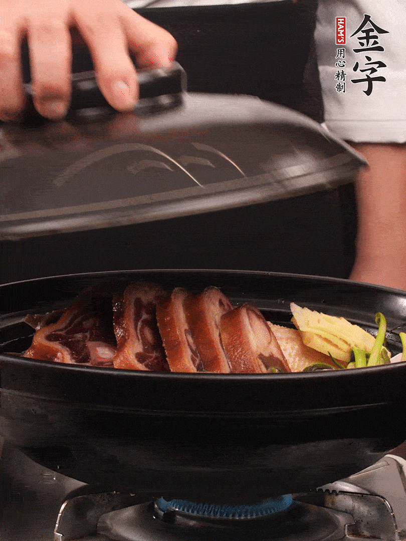 砂鍋蓋蓋子密封，大火燒開后轉(zhuǎn)小火，燜煮2小時