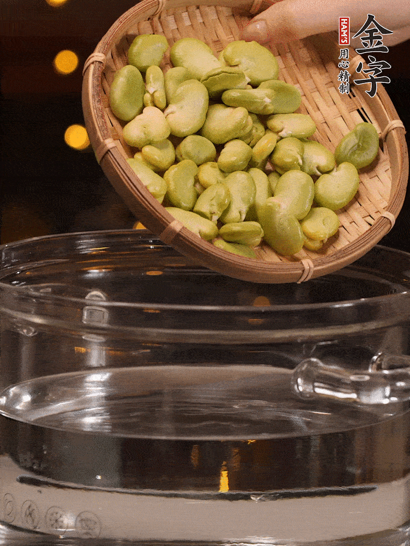 蠶豆剝殼，一起放入鍋中開水焯2分鐘去澀