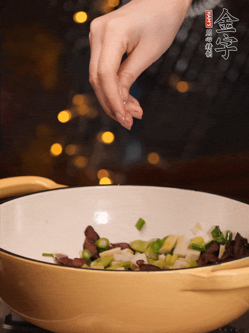 可以加點點水，再加菜苔，加點鹽、味精調(diào)味