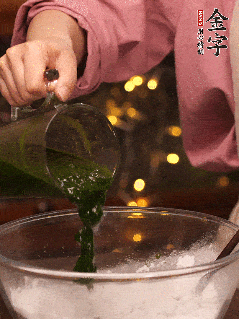 清明粿粉，分次加艾草泥，加點(diǎn)油揉2分鐘