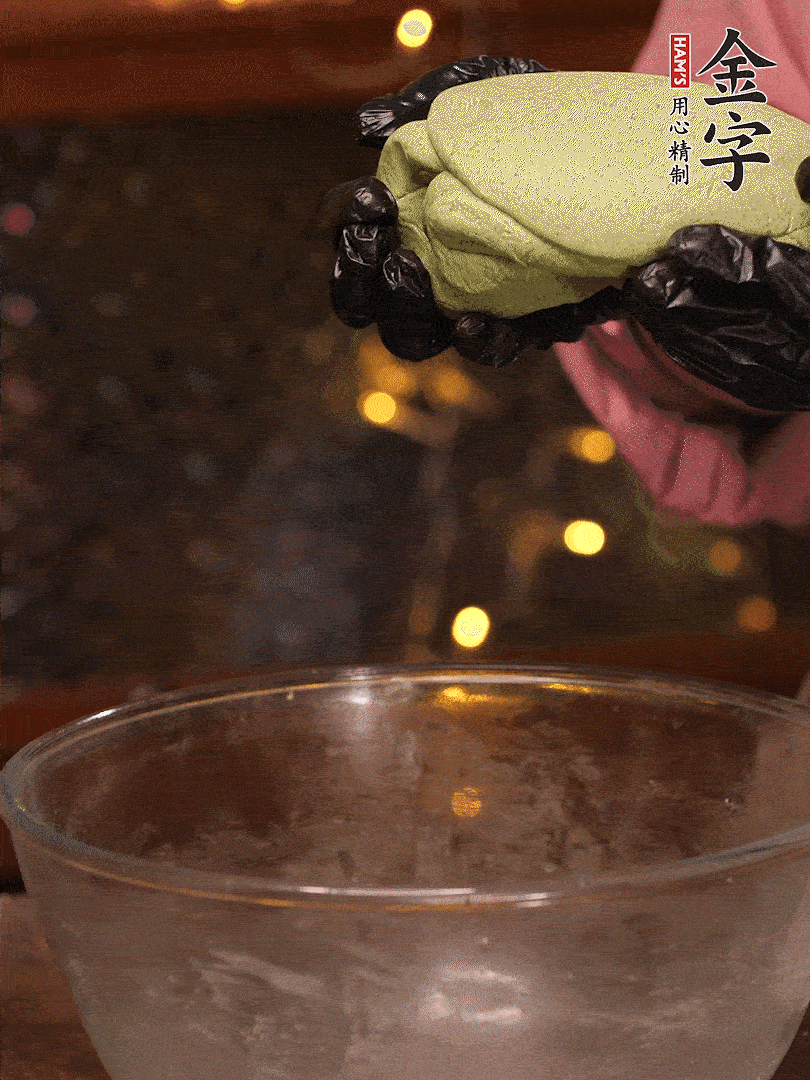 清明粿粉，分次加艾草泥，加點(diǎn)油揉2分鐘，揉到面團(tuán)光滑，醒發(fā)一下