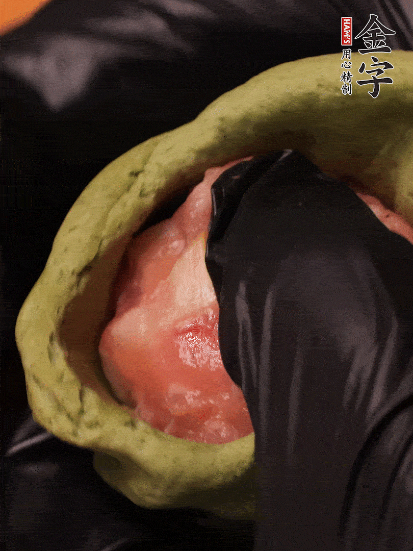 切成小劑子，中間壓個(gè)坑，做成碗狀，虎口慢慢收口