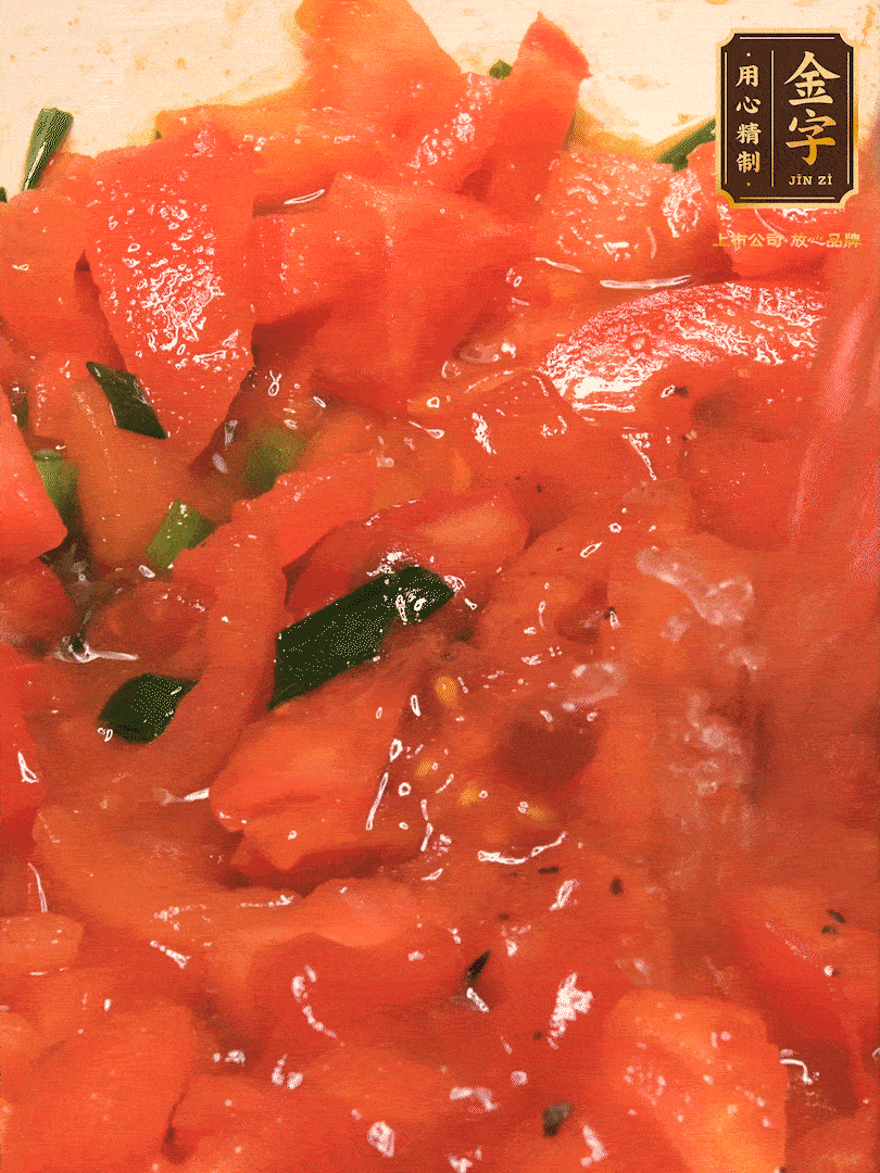 放入番茄丁，炒出汁