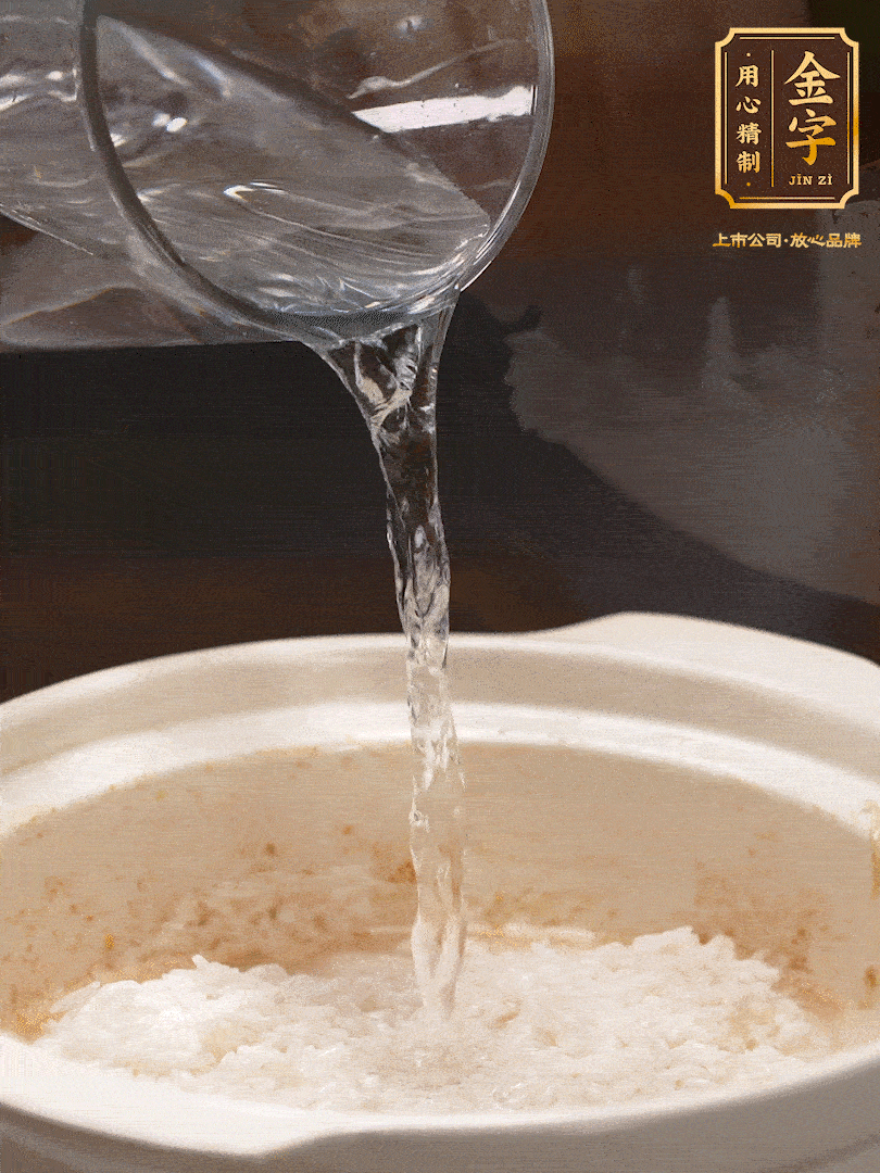 將泡好的米，加水一指，煮至沸騰