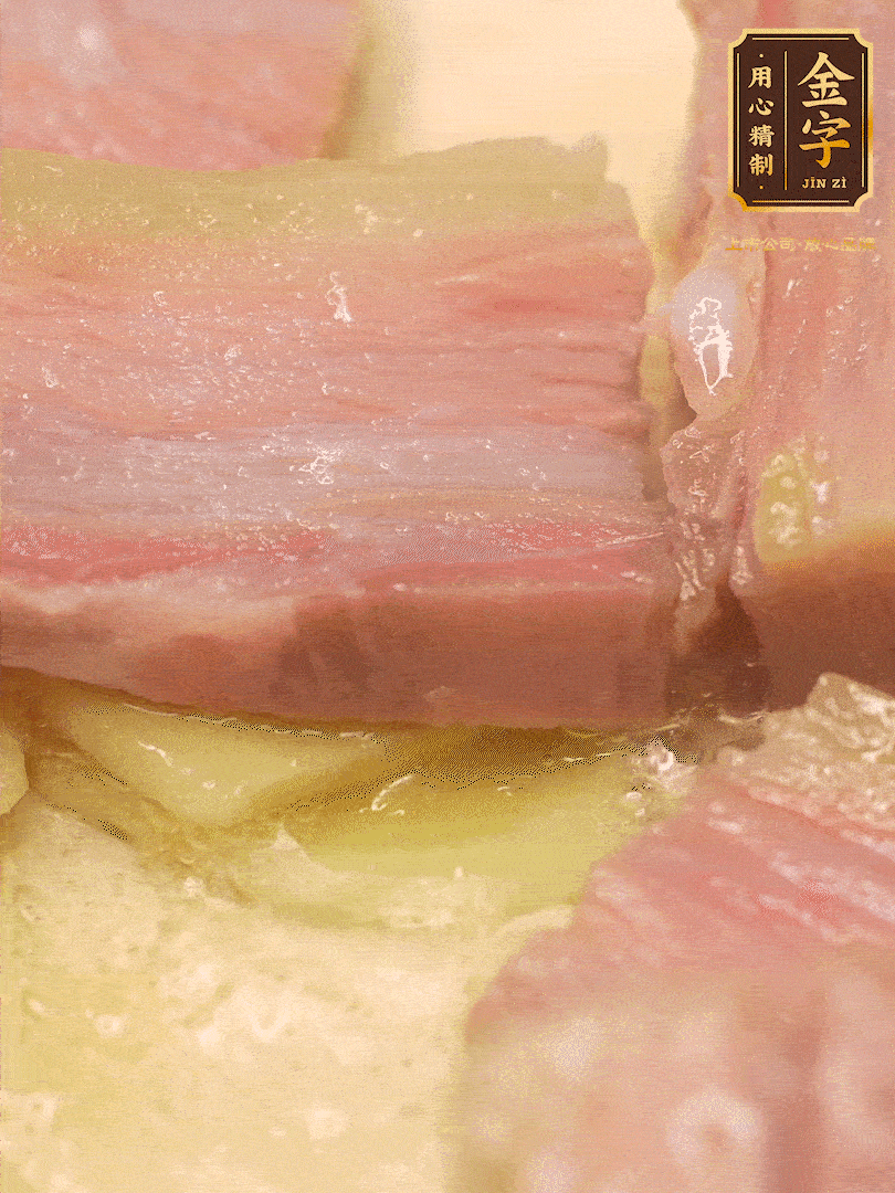 鍋內(nèi)熱油放點(diǎn)姜絲，煸香咸肉