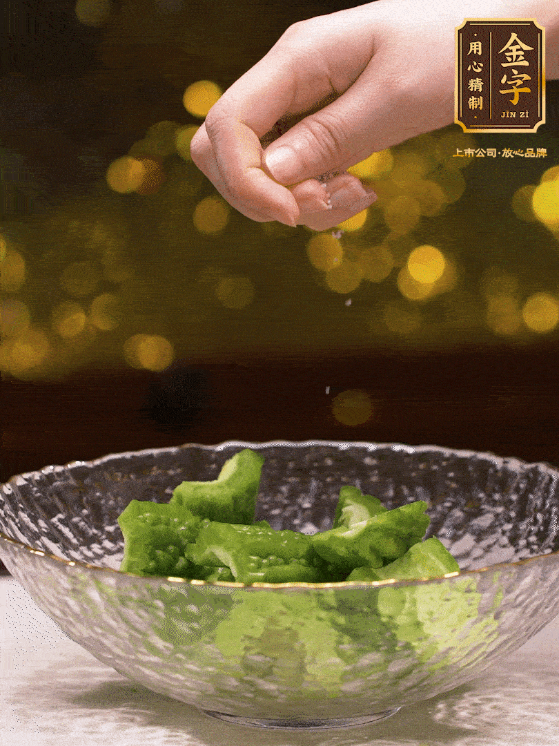 處理好的苦瓜切段（5cm），加點(diǎn)鹽鹽腌一下，去除一下苦味