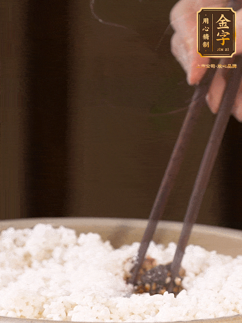 糯米淘洗干凈，浸泡4小時(shí)，控干水分后，加鹽、糖、老抽調(diào)味調(diào)色