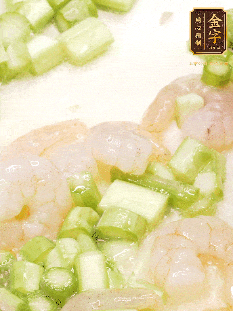 熱油煎香蝦仁，下香腸、蘆筍翻炒，盛出備用。