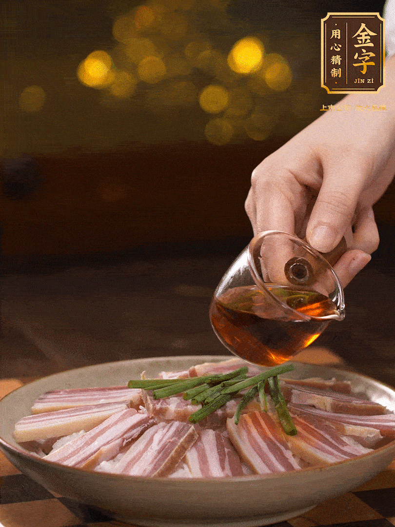 把切好的咸肉，均勻的鋪在蘿卜絲的四周頂部放少許蔥段 淋上少許料酒，放入鍋中 大火蒸二十分鐘