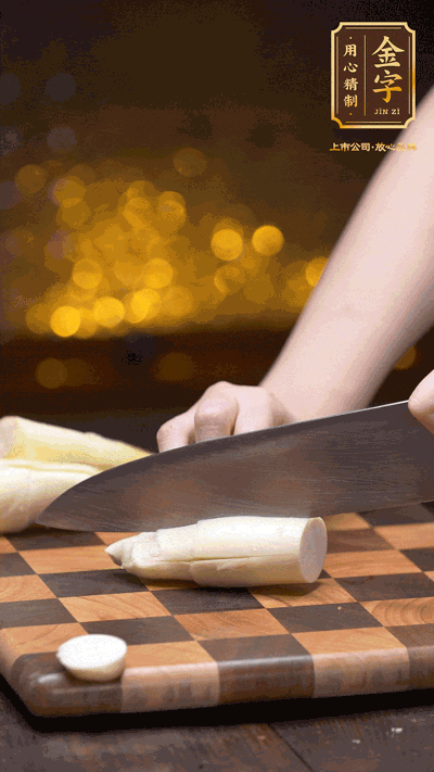 茭白剝?nèi)ネ馄?，去掉根部老硬部分，洗凈切滾刀塊