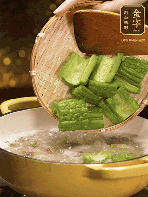 倒入熱水，和泡開的綠豆（連水）和火腿片，大火燒開燉一個(gè)小時(shí)