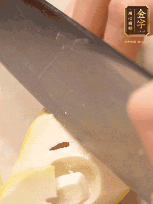 春筍切成滾刀塊，焯水去除澀味