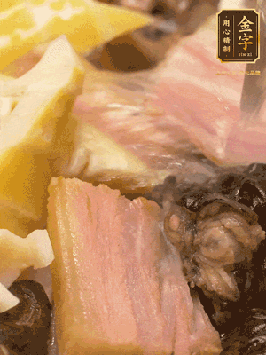 倒入滾燙的熱水，燉煮20分鐘，湯濃汁白