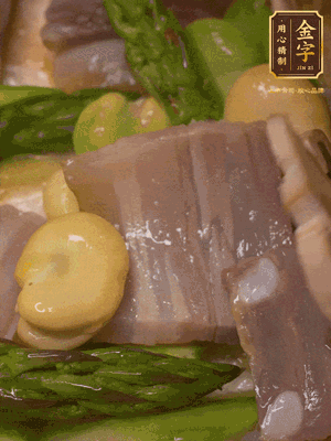 倒入熱水，燉煮10分鐘