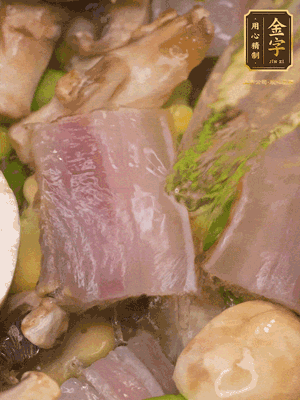 開蓋，放入河蝦繼續(xù)燜煮5分鐘