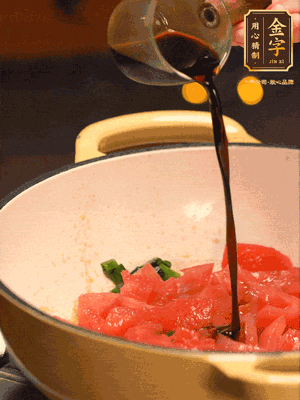 調(diào)味：1勺蠔油、1勺生抽、2轉(zhuǎn)胡椒粉和2勺番茄醬倒入400ml開水，燒至湯汁濃厚