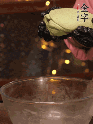 水里放點(diǎn)鹽，燒開后放艾草，一勺小蘇打，撈出浸入涼水，打成艾草泥