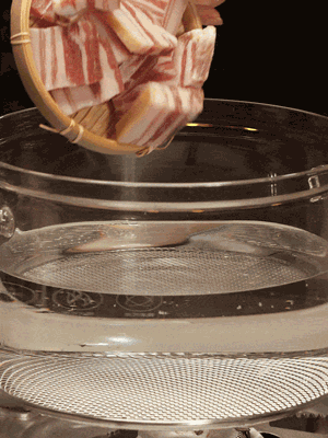 排骨、咸肉，一起下入鍋中，加入蔥，姜，料酒，倒入清水焯水清洗干凈