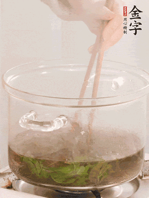 香椿焯水，變色后撈出，切成小段