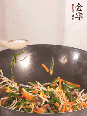 炒合菜：金字醬油肉、綠豆芽、韭菜