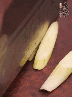 蒜白切小段，辣椒斜切圈