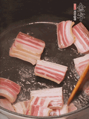 鍋中放菜籽油燒熱，下咸肉、冬筍略微煸炒